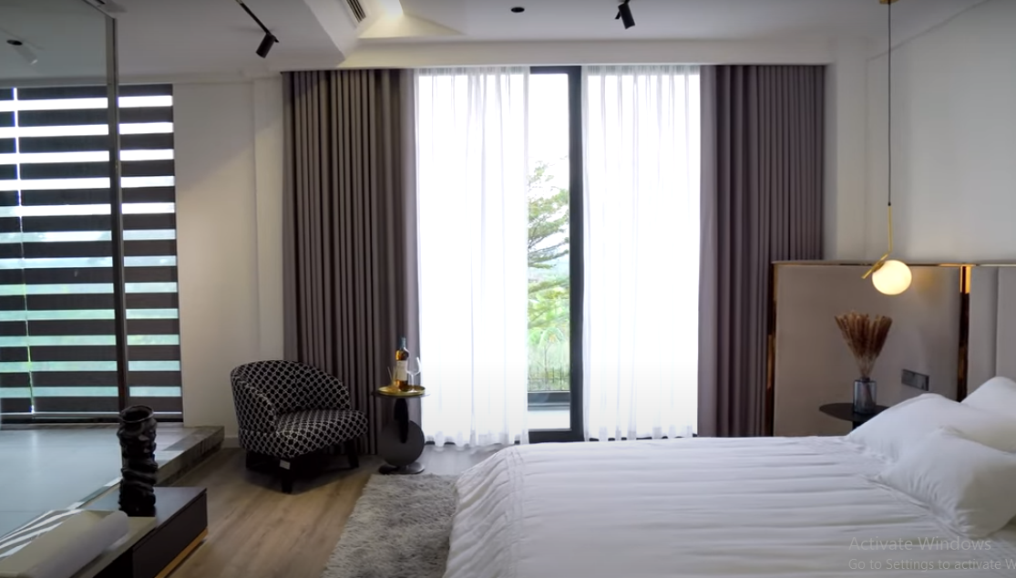 Phòng ngủ master thiết kế mở, cực kỳ thông thoáng.