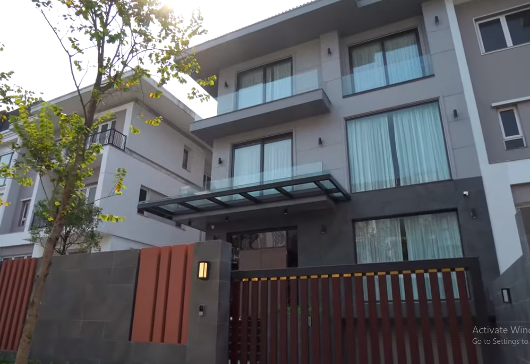 Mới đây, kênh YouTube NhaTo giới thiệu đến khán giả một căn biệt thự hiện đại trị giá lên tới 120 tỷ đồng tại Hà Nội.