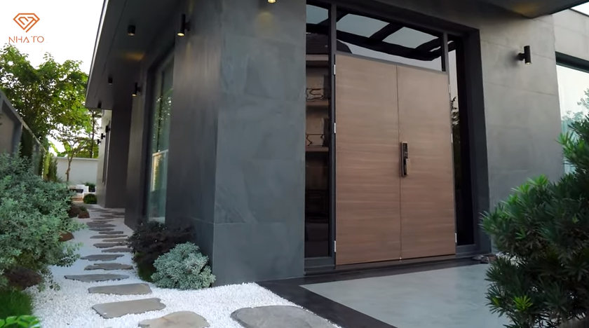 Ngôi nhà có tổng diện tích gần 400m2, trong đó diện tích xây dựng khoảng 168m2, còn lại xung quanh là sân vườn.