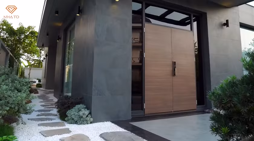 Ngôi nhà có tổng diện tích gần 400m2, trong đó diện tích xây dựng khoảng 168m2, còn lại xung quanh là sân vườn.