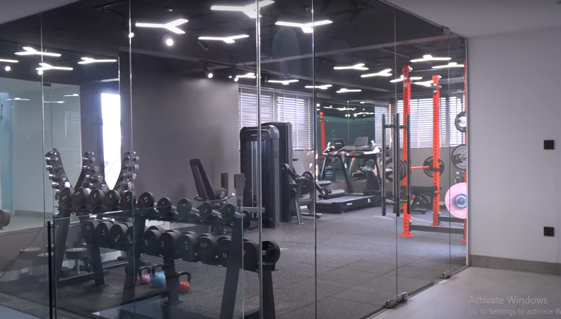 Trong biệt thự còn có phòng riêng để rèn luyện sức khoẻ.