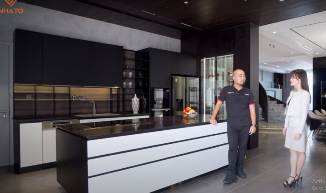 Không gian nhà bếp hoàn toàn màu đen vừa sang trọng vừa huyền bí.