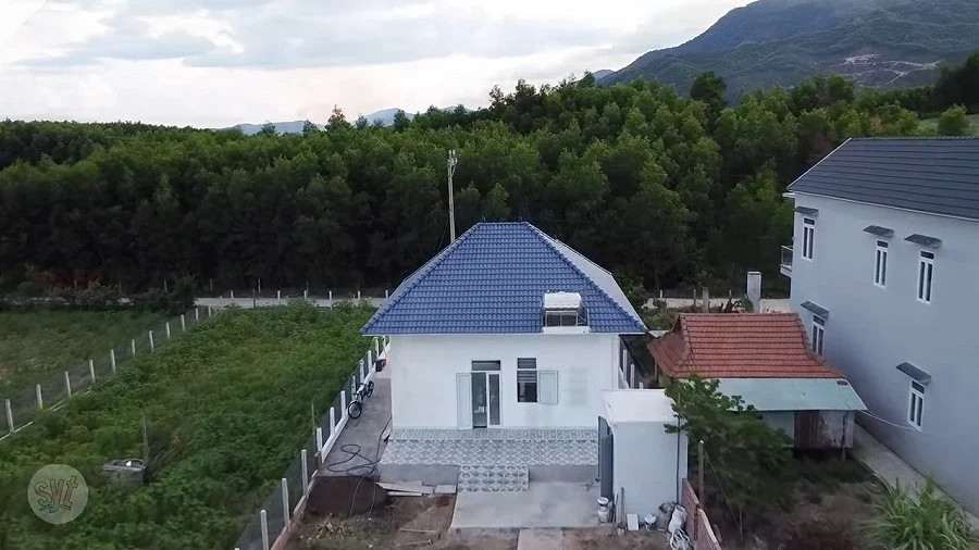 Căn nhà của Sô Y Tiết nhìn từ xa. Nguồn ảnh: FB Sô Y Tiết, YouTube Soytiet Official