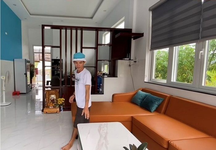 Bên trong căn nhà có đầy đủ nội thất hiện đại như bàn ghế, tivi, tủ lạnh, điều hòa, tủ bếp, kệ trang trí..