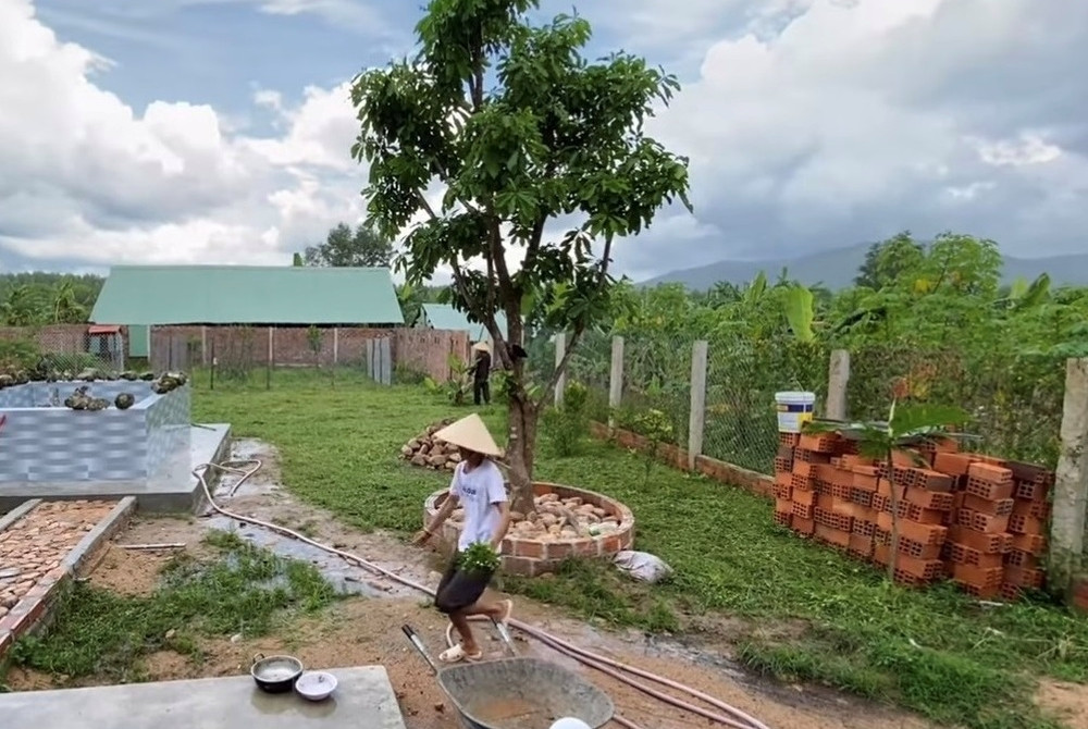 Khu vườn rộng rãi dược trồng nhiều cây xanh.