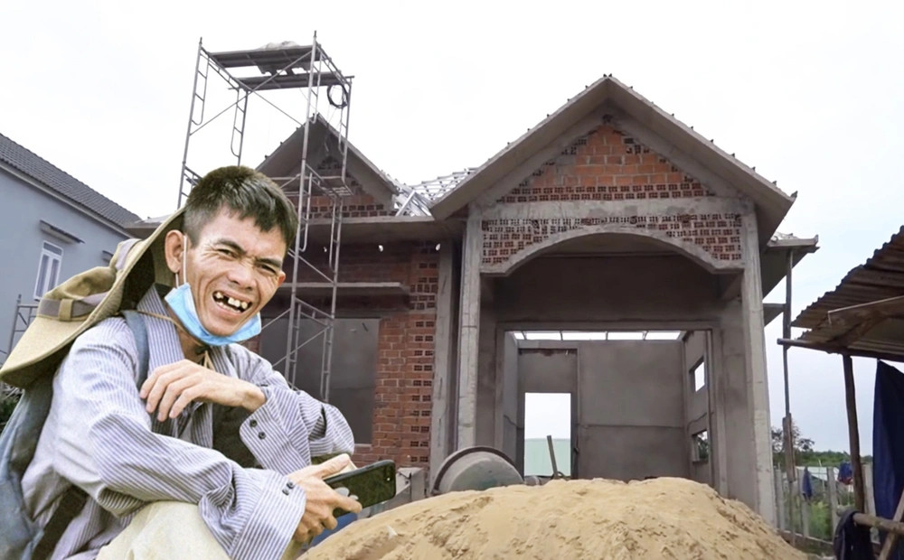 Nhờ đó, nam YouTube đã mua được mảnh đất ở quê để xây dựng căn nhà của riêng mình sau 34 năm ở trọ, ở thuê.