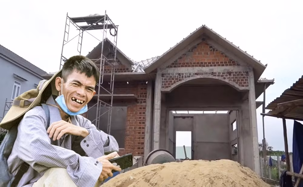 Nhờ đó, nam YouTube đã mua được mảnh đất ở quê để xây dựng căn nhà của riêng mình sau 34 năm ở trọ, ở thuê.