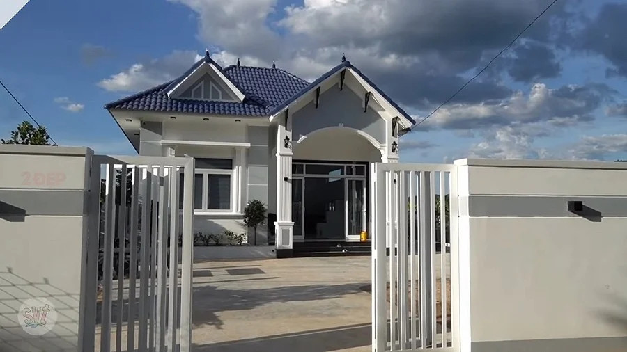 Nhà mới của Sô Y Tiết toạ lạc tại huyện Vân Canh, tỉnh Bình Định trên một mảnh đất rộng, theo kiểu mái Thái đẹp mắt.