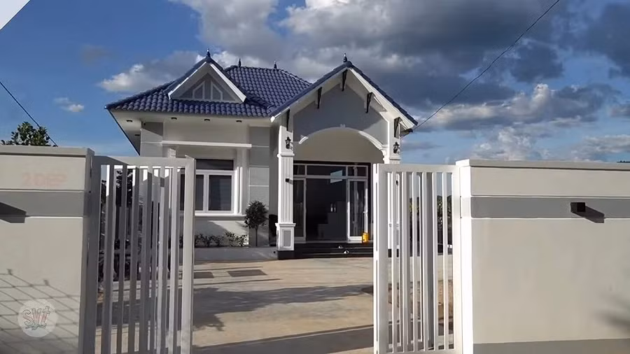 Nhà mới của Sô Y Tiết toạ lạc tại huyện Vân Canh, tỉnh Bình Định trên một mảnh đất rộng, theo kiểu mái Thái đẹp mắt.