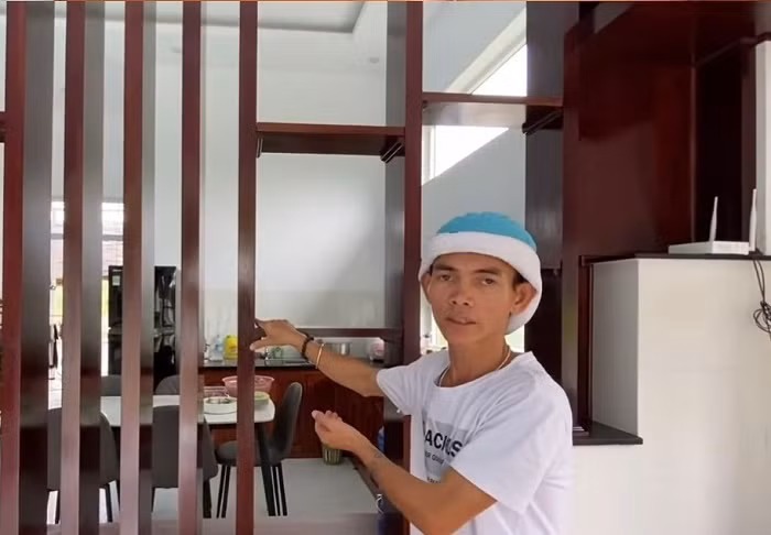 Chiếc kệ vách ngăn trang trí được vợ chồng Sô Y Tiết đặt riêng ship từ Hà Nội vào Bình Định.