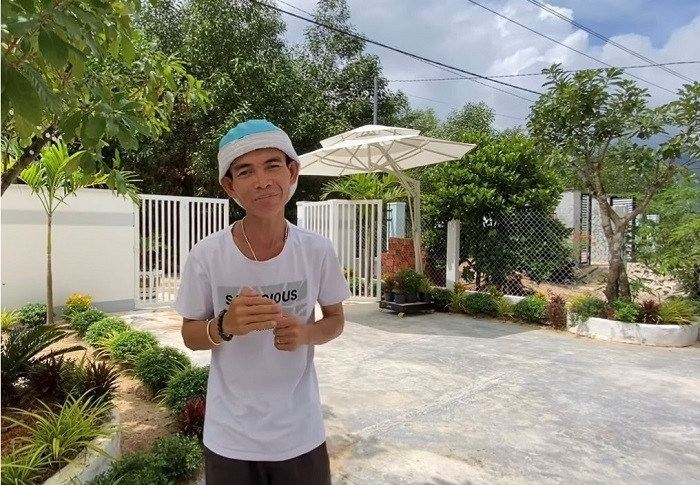 Phía trước nhà là khoảng sân rộng trồng rất nhiều cây xanh.