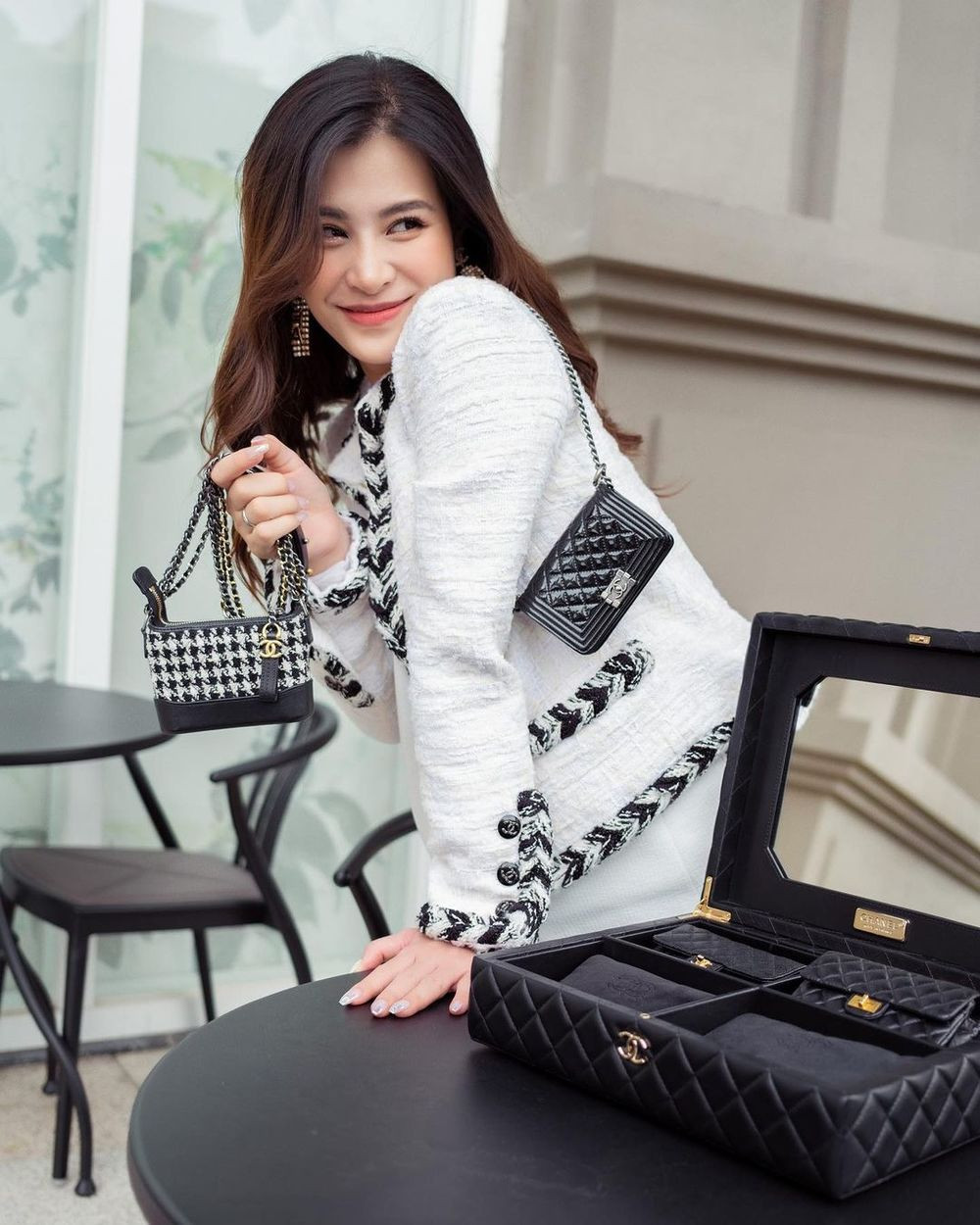 Đông Nhi còn mua bộ túi Chanel tí hon với giá trị khoảng 700 triệu đồng để tặng cho con gái Winnie. Ảnh: Instagram NV
