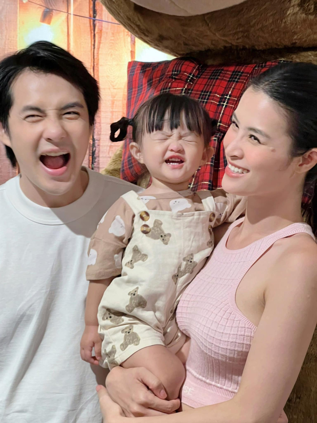 Vợ chồng Đông Nhi - Ông Cao Thắng hiện quản lý một công ty giải trí lớn mạnh trong showbiz, đỡ đầu cho nhiều ca sĩ trẻ. Ảnh: FBNV