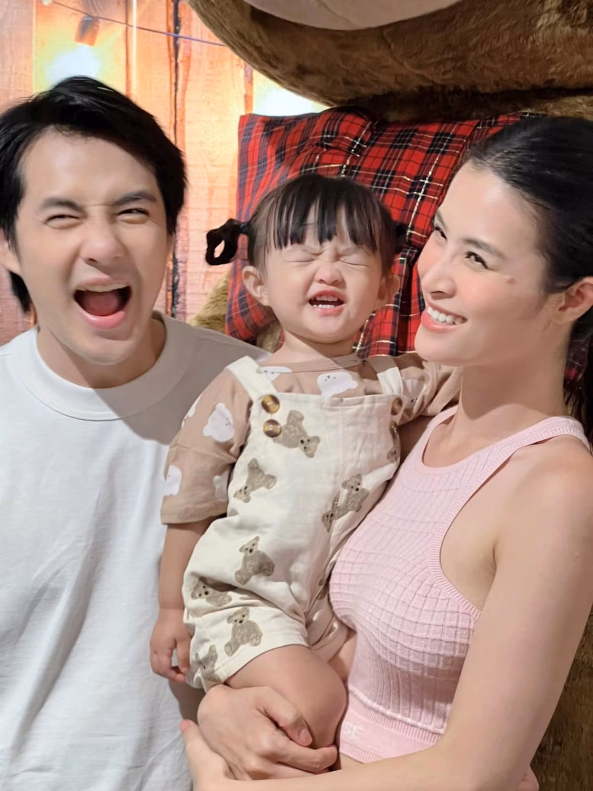 Vợ chồng Đông Nhi - Ông Cao Thắng hiện quản lý một công ty giải trí lớn mạnh trong showbiz, đỡ đầu cho nhiều ca sĩ trẻ. Ảnh: FBNV