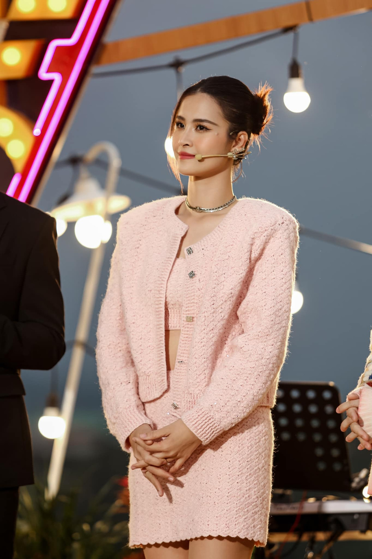 Vừa qua, Đông Nhi gây nhiều tranh cãi khi vắng mặt tại đám cưới của Diệu Nhi. Đông Nhi được xem là một trong những ca sĩ tiên phong bước ra từ thế giới mạng. Ảnh: FBNV