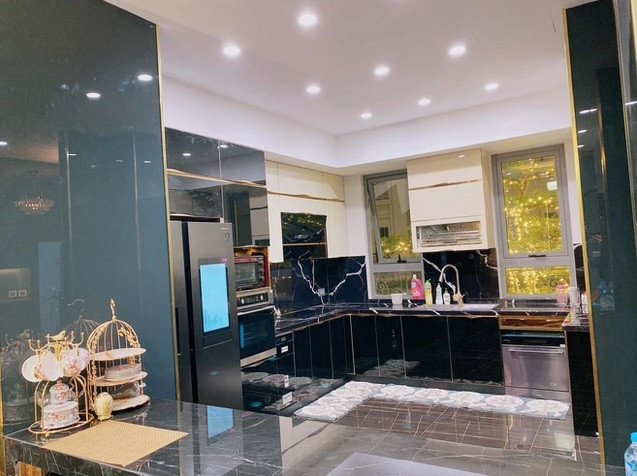 Phòng bếp cũng được ốp đá sang trọng.