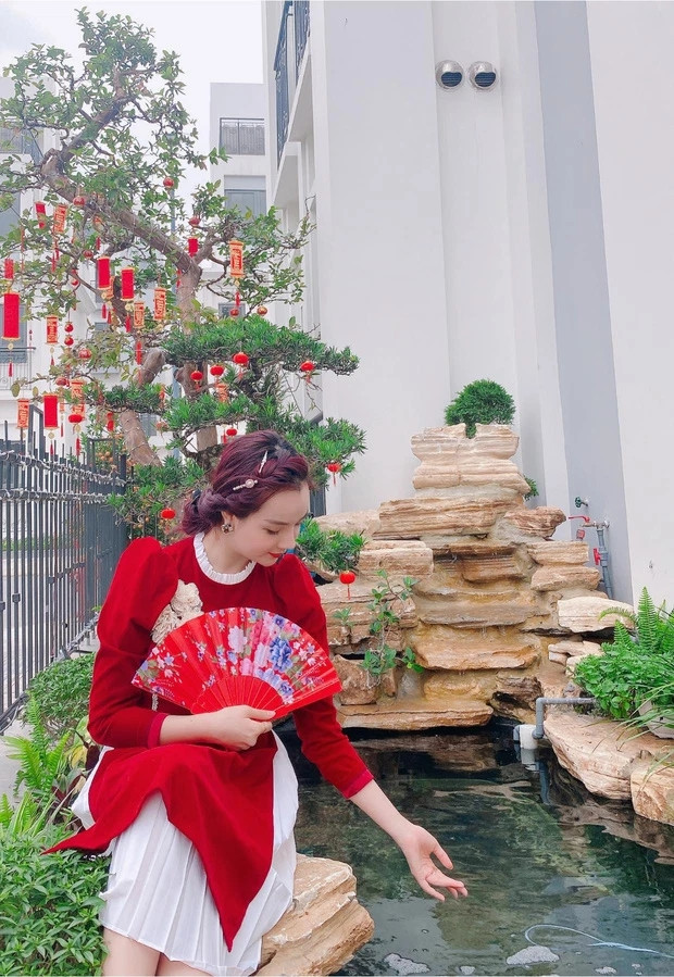 Phía trước là khoảng sân vườn rộng rãi với bể cá Koi trị giá lên tới cả trăm triệu đồng.