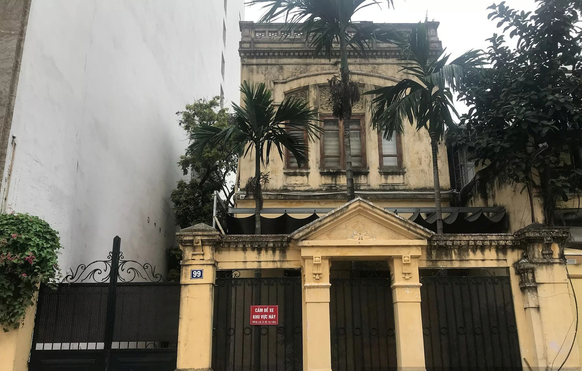 Trong đó bao gồm 2 căn biệt thự, 6 căn hộ chung cư, 1 thửa đất diện tích hơn 4.000 m2. Ảnh: Dân Việt