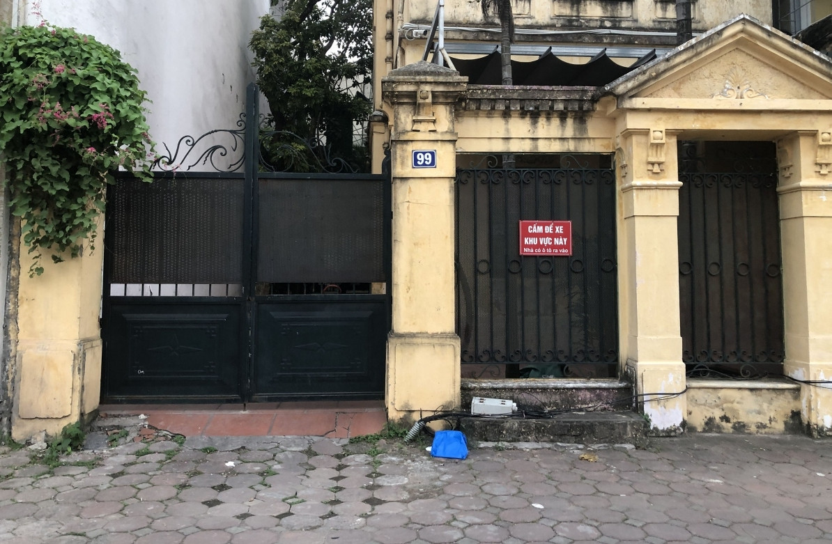 Ngôi biệt thự trông khá cũ kỹ, phía ngoài cổng sắt che kín. Ảnh: VOV