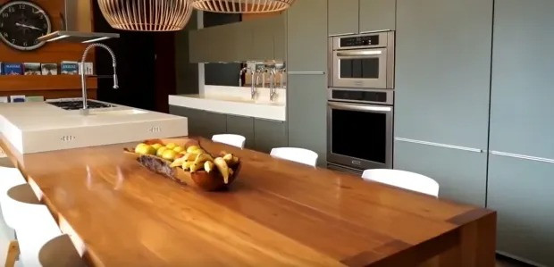 Phòng bếp với nội thất hiện đại. Ảnh: Thesun