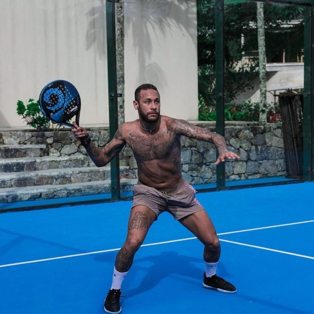 Trong nhà có cả sân tennis riêng để giữ dáng. Ảnh: Thesun