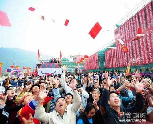 Theo đó, vị đại gia này đứng trên giàn giá cao hơn 100m mà rải bao lì xì xuống. Tổng giá trị của các bao lì lên đến 50.000 nhân dân tệ (tương đương với 173 triệu đồng). Ảnh: Xinhua