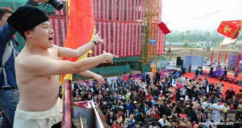 Năm 2014, một đại gia Trung Quốc gây xôn xao bởi màn phát bao lì xì cực hoành tráng. Ảnh: Xinhua