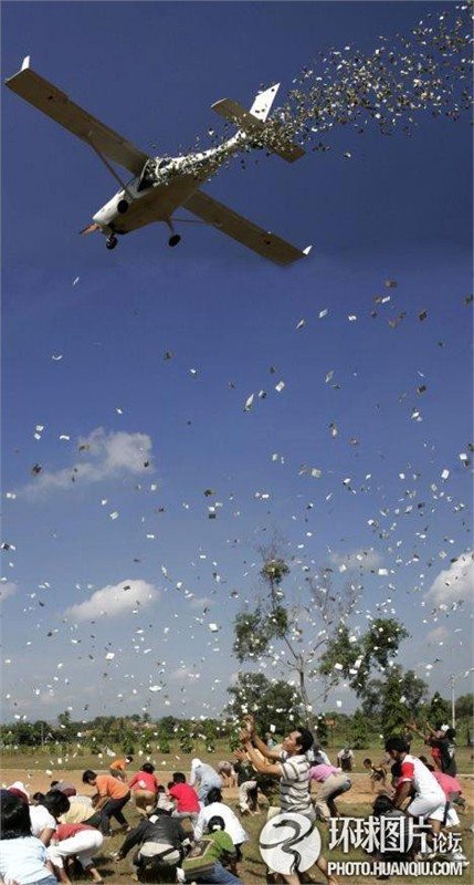 Năm 2008, doanh nhân Tung Desem Waringin (Indonesia) cho máy bay chở 100 triệu Rupi (hơn 210 triệu đồng) rải xuống sân vận động để quảng bá cho cuốn sách mới xuất bản. Ảnh: Getty