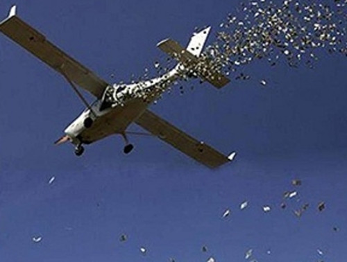 Tháng 5/2012, CEO Pavel Durov của mạng xã hội Nga Vkontakte đã khiến một góc thành phố St. Petersburg náo loạn khi gấp máy bay bằng những tờ 5000 rúp (khoảng 160 USD) và phi qua cửa sổ. Ảnh: Getty