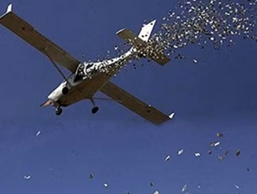 Tháng 5/2012, CEO Pavel Durov của mạng xã hội Nga Vkontakte đã khiến một góc thành phố St. Petersburg náo loạn khi gấp máy bay bằng những tờ 5000 rúp (khoảng 160 USD) và phi qua cửa sổ. Ảnh: Getty