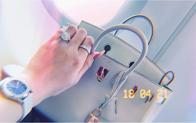 Bộ sưu tập hàng hiệu của Lily Chen có giá trung bình từ vài trăm triệu lên đến cả tỷ đồng. Ảnh: FBNV