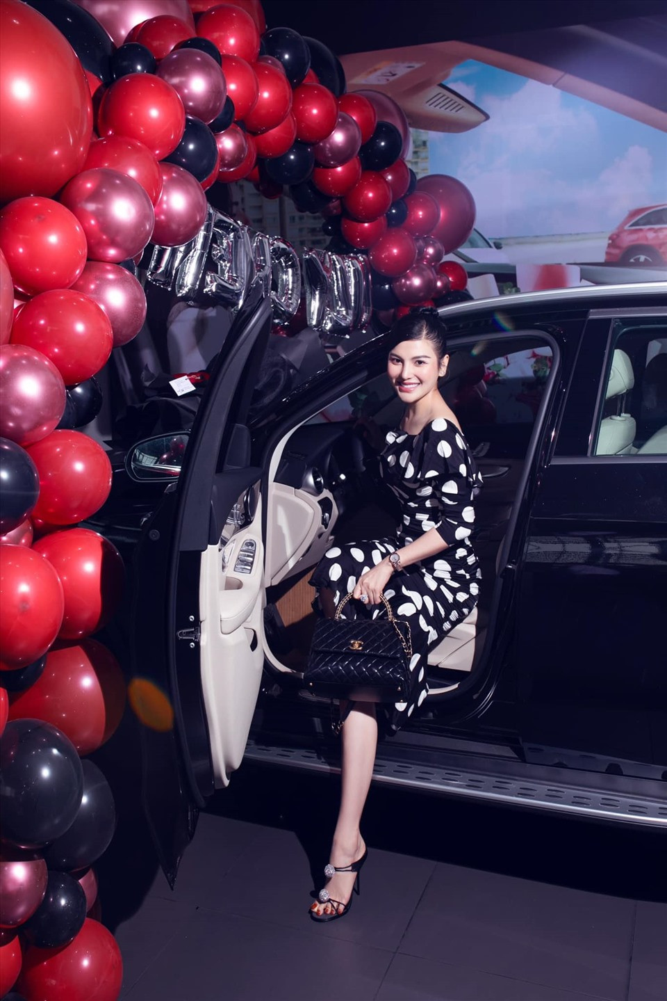 Hồi tháng 3 năm nay, Lily Chen khiến khán giả trầm trồ khi tậu xế hộp Mercedes mới. Ảnh: Lao động