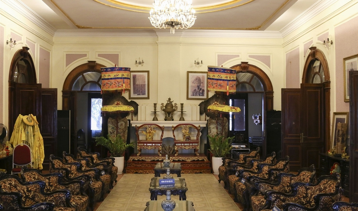 Tầng 1 là khu vực phòng khách, nơi diễn ra sinh hoạt chung của vua Bảo Đại và Nam Phương Hoàng Hậu. Ảnh: Mia