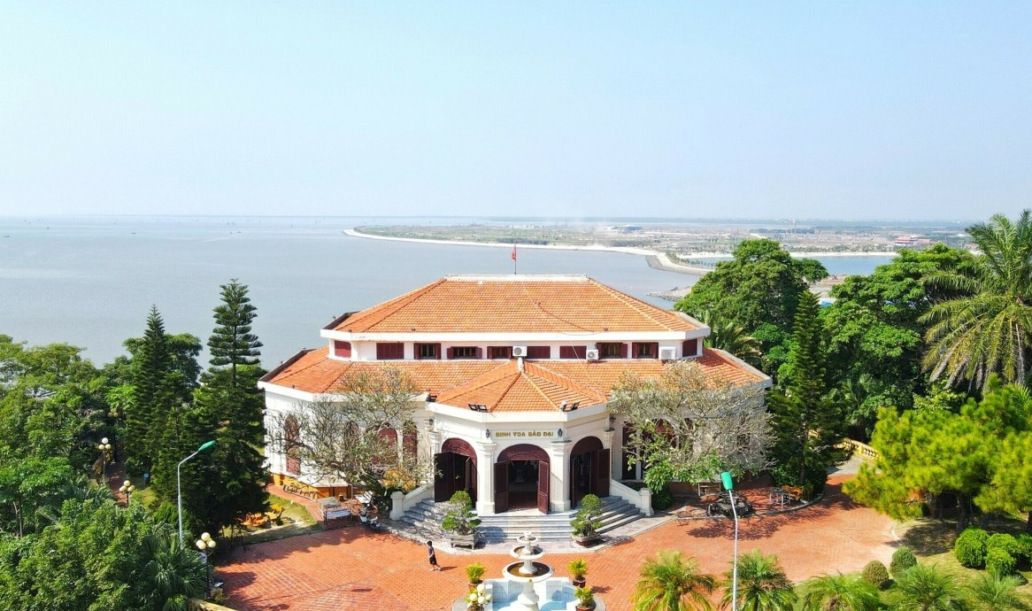 Toà dinh thự được xây theo hình bát giác, mang kiến trúc Pháp đặc trưng với hai tầng và một hầm. Ảnh: Vnexpress