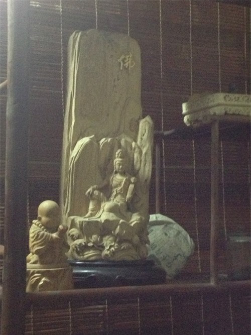 Bức tượng Phật làm từ trầm hương được định giá tới 15.000 USD. Ảnh: Blog.tramhuong.info