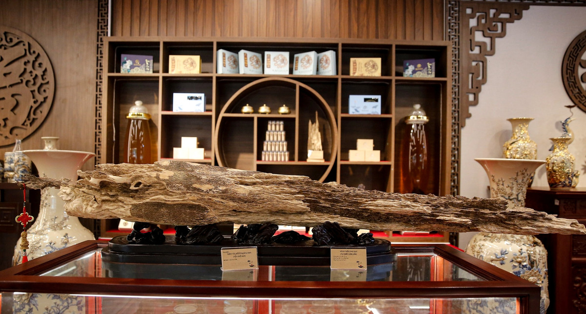 Khối gỗ trầm hương hiếm có nhìn giống "thanh bảo kiếm" được chào bán với giá 1 tỷ đồng tại Hà Nội. Ảnh: Dân Việt