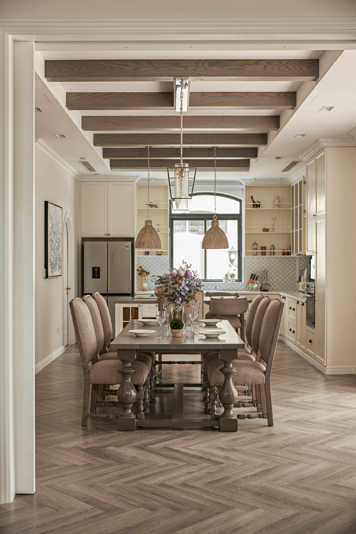 Khu bếp, bàn ăn được thiết kế liền mạch, thông thoáng. Ảnh: FBNV