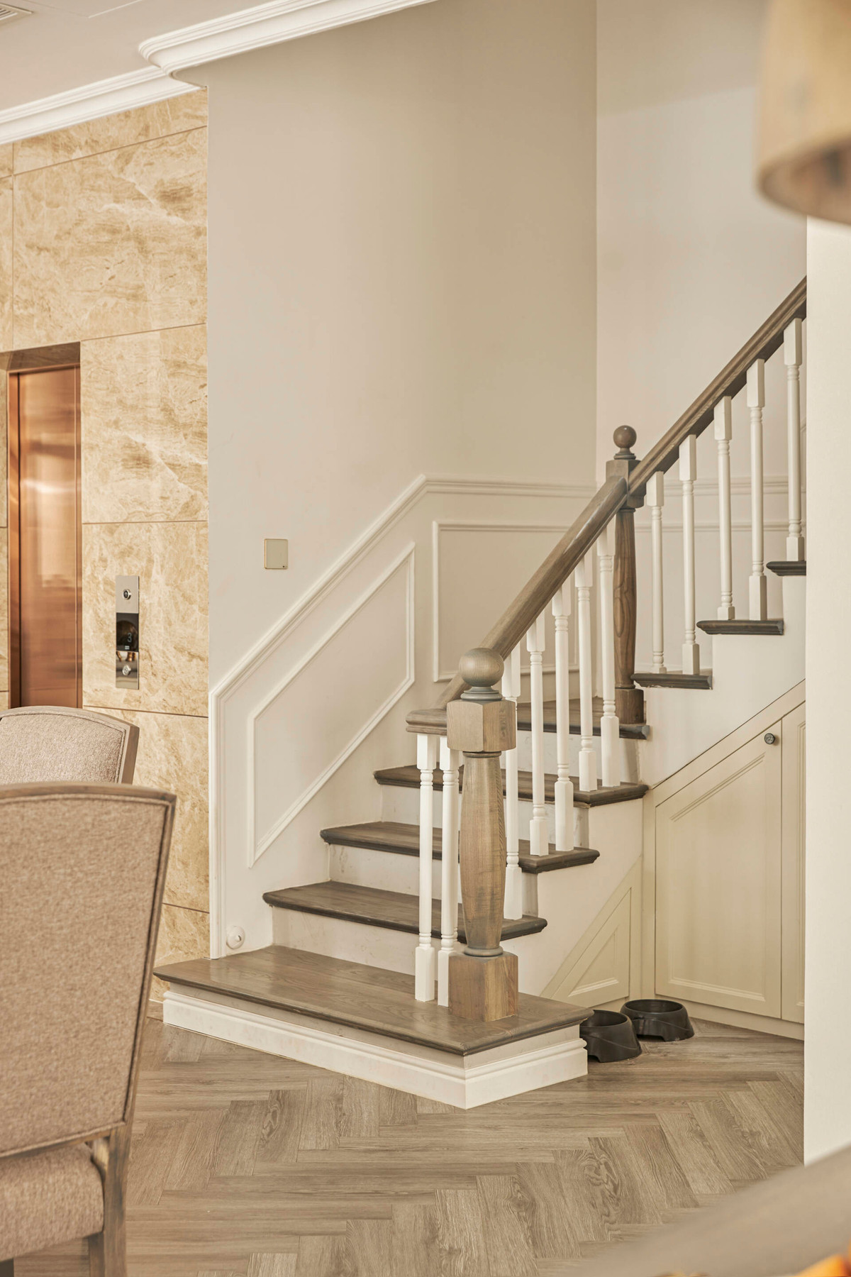 Biệt thự có cả thang máy và thang bộ. Ảnh: FBNV