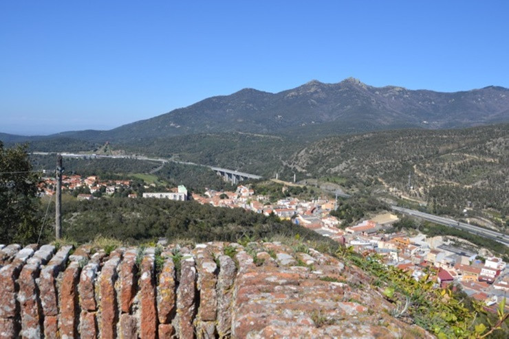 Bên cạnh đó, làng cũng chi không ít tiền để xây dựng các công trình công cộng phục vụ người dân.