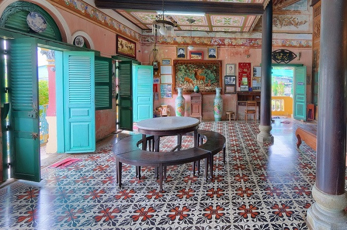 Nền gạch trầm đục trong ngôi nhà đều được nhập khẩu từ Pháp về. Ảnh: sưu tầm