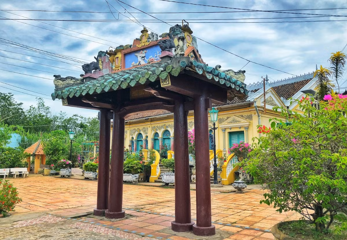 Bước qua cánh cổng theo dinh thự Pháp là một cổng phụ xây theo kiến trúc Á Đông với 4 cột tròn. Ảnh: Thamhiemmekong