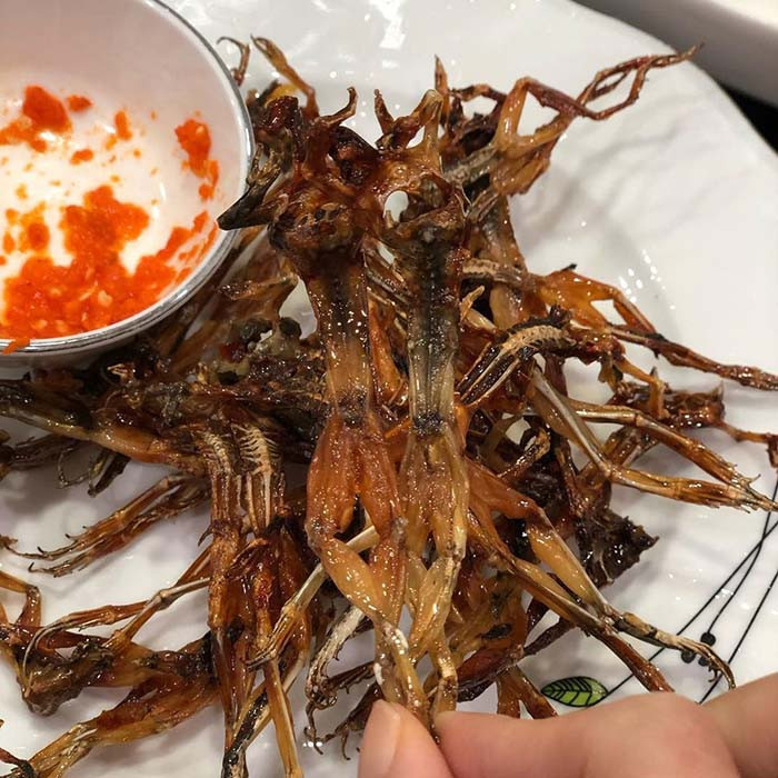 Trung bình khoảng 4kg nhái tươi sẽ cho ra thành phẩm 1kg nhái khô (tương đương 800 - 1000 con). Vì độ hao khá lớn nên nhái khô có giá dao động từ 500.000 - 700.000 đồng/kg, tuỳ loại và kích cỡ. Ảnh: Internet