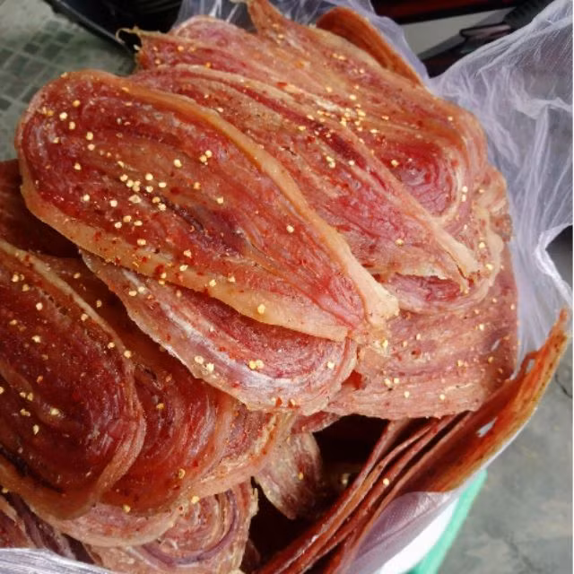 Với địa hình nhiều sông, hồ, kênh, rạch...miền Tây có không ít loại rắn nước hiền lành, không có độc. Theo đó, khô rắn từ lâu trở thành đặc sản nổi tiếng ở miền Tây. Ảnh: Shopee