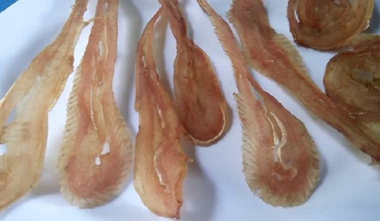 Dù nhìn hơi "ghê rợn" nhưng khô rắn miền Tây có vị thơm ngon đặc biệt nên khách du lịch rất ưa chuộng. Ảnh: Internet