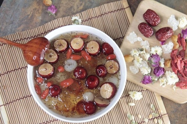 Sau món chính, thực khách được phục vụ món tráng miệng với chè yến hạnh nhân trái vải đắt đỏ không kém. Ảnh: Internet