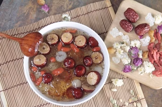 Sau món chính, thực khách được phục vụ món tráng miệng với chè yến hạnh nhân trái vải đắt đỏ không kém. Ảnh: Internet