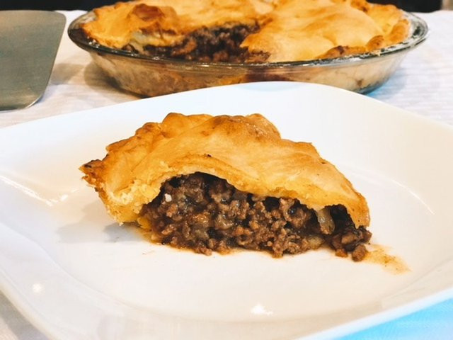 Trong đó, bánh nướng nhân thịt bò Mỹ là món bánh nổi tiếng của nước Úc được nhiều khách du lịch yêu thích. Ảnh: Internet