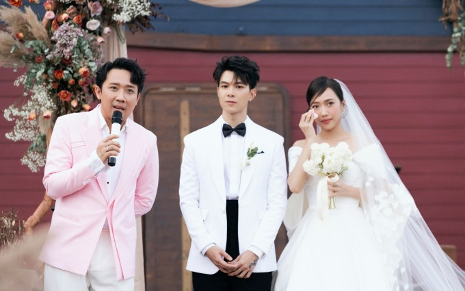 Sau bữa khai vị, thực đơn món chính trong tiệc cưới của Anh Tú - Diệu Nhi khiến nhiều người sửng sốt với cua lột sốt chanh dây, thăn bò Úc Wagyu sốt tiêu, bông cải xanh hữu cơ hấp sốt hải sâm và cơm chiên bò tôm Movenpick. Ảnh: Internet