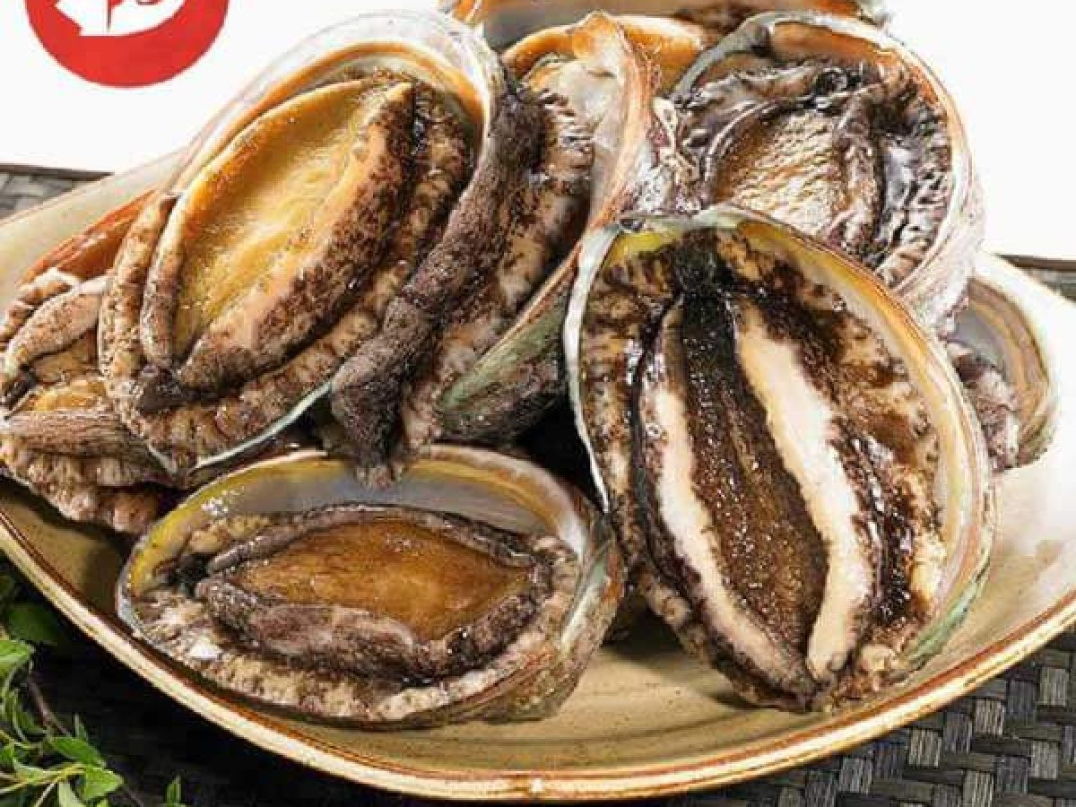 Món soup bào ngư thanh cua thịt gà uyên ương sẽ được phục vụ sau salad. Món ăn không chỉ giàu dinh dưỡng mà còn khá đắt đỏ. Trên thị trường, bào ngư khô có giá vài triệu đến hơn chục triệu đồng/kg. Ảnh: Haisan MRD