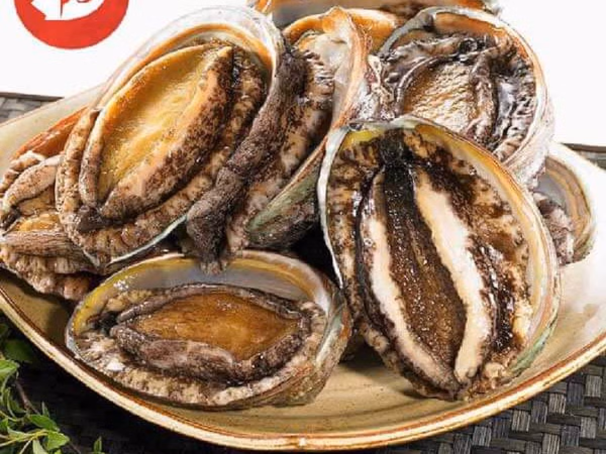 Món soup bào ngư thanh cua thịt gà uyên ương sẽ được phục vụ sau salad. Món ăn không chỉ giàu dinh dưỡng mà còn khá đắt đỏ. Trên thị trường, bào ngư khô có giá vài triệu đến hơn chục triệu đồng/kg. Ảnh: Haisan MRD